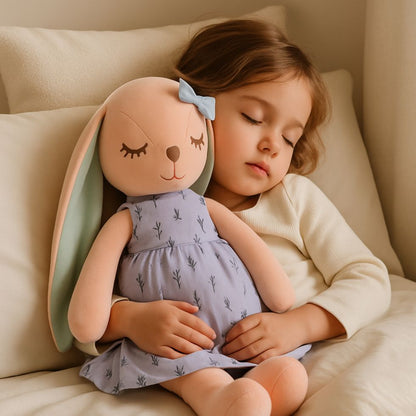 peluche lapin coton doux bleue fille endormie lit