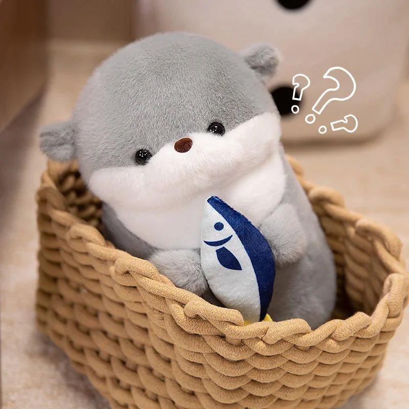 peluche loutre grise mignonne avec poisson dans panier