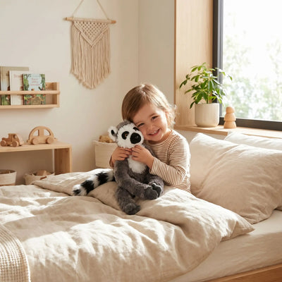 peluche maki gris enfant souriant