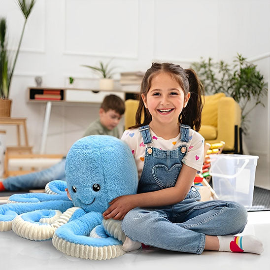 peluche pieuvrecoton compagnon enfant fille souriante