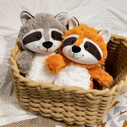 peluche raton laveur gris-orange dans panier décoration