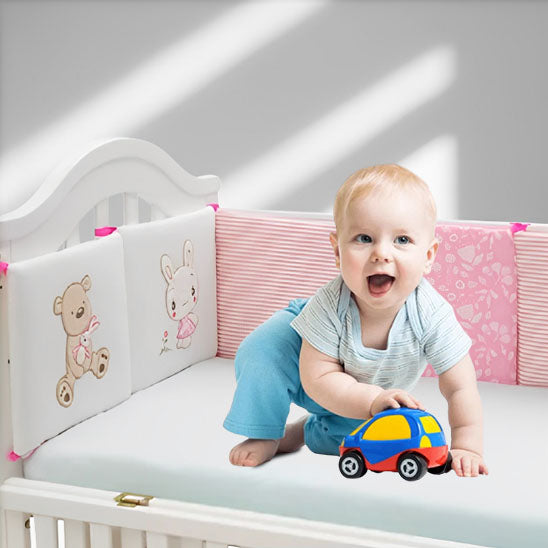 tour de lit bebe enfant souriant dans lit