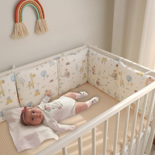 tour de lit bebe fille dans berceau