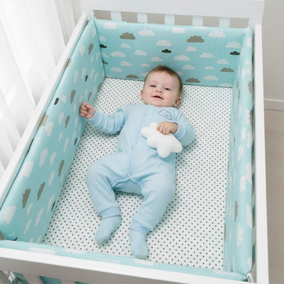 tour de lit en nuage bleu enfant souriant