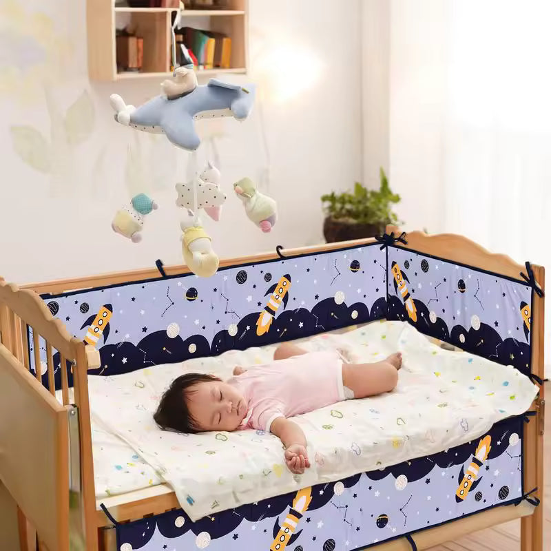 tour de lit gris bleu enfant endormi dans berceau