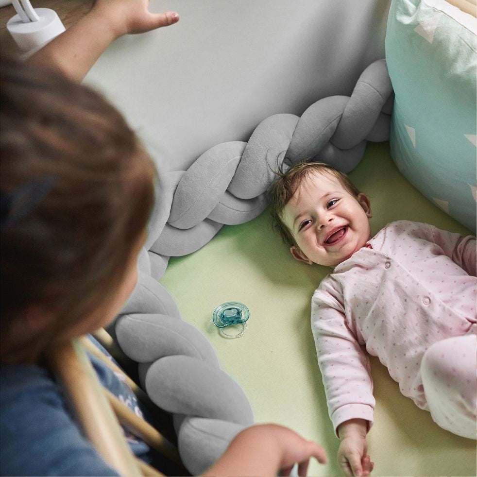 tresse de lit 3m gris enfant souriant dans lit