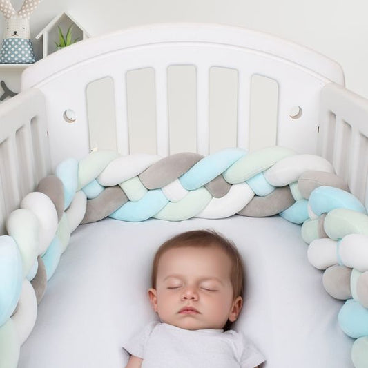 tresse de lit bebe gris bleu blanc garcon dans lit