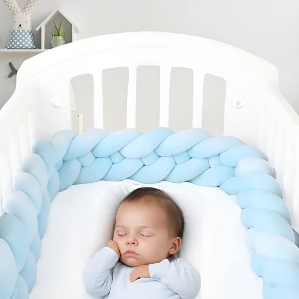 tresse de lit bleu petit garcon endormi dans berceau