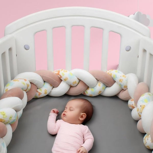 tresse de lit girafe bebe fille endormie dans berceau