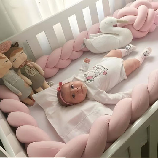 tresse de lit rose petite fille couche sur le dos