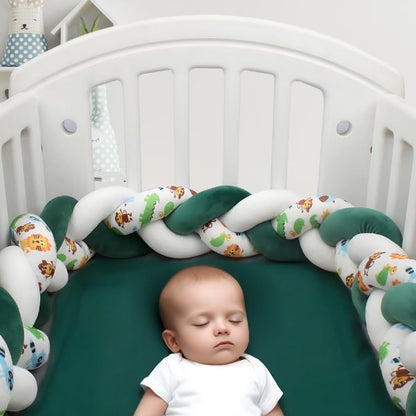 tresse de lit vert blanc garcon endormi dans lit