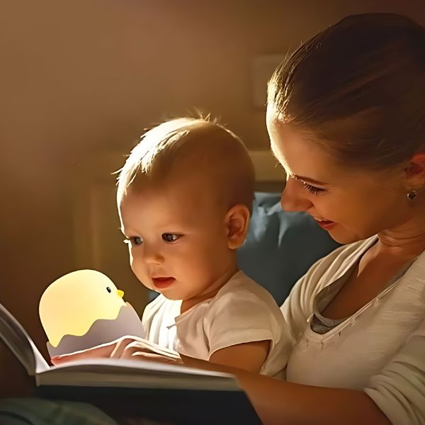 veilleuse bébé coquille d'oeuf maman enfant lecture soir
