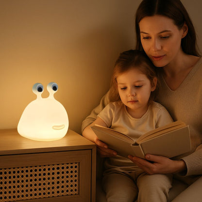 veilleuse bébé limace lumière apaisante maman fille lecture soir
