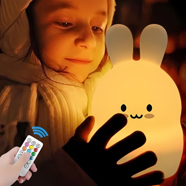 veilleuse lapin securitaire tactile portable telecommande dans mains enfant