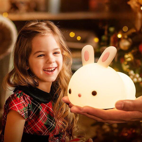 veilleuse lapin silicone fille souriante cadeau